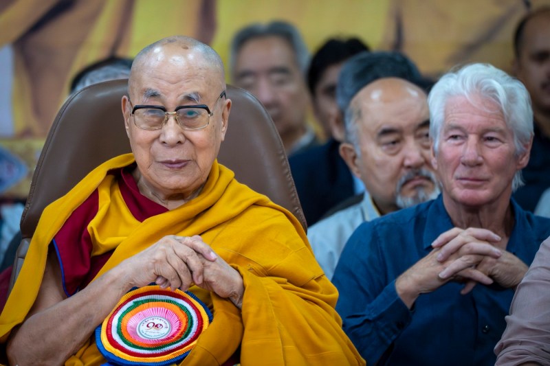 Video Dalai Lama has turned 90. Thousand followers of the Tibetan leader came for the holidays including a great Hollywood actor
