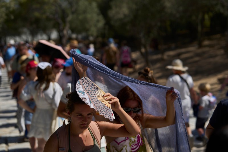Tourists and workers in Greece are looking for refuge in front of the new wave of heat. The order given by the government on the day when temperatures reach 43 degrees