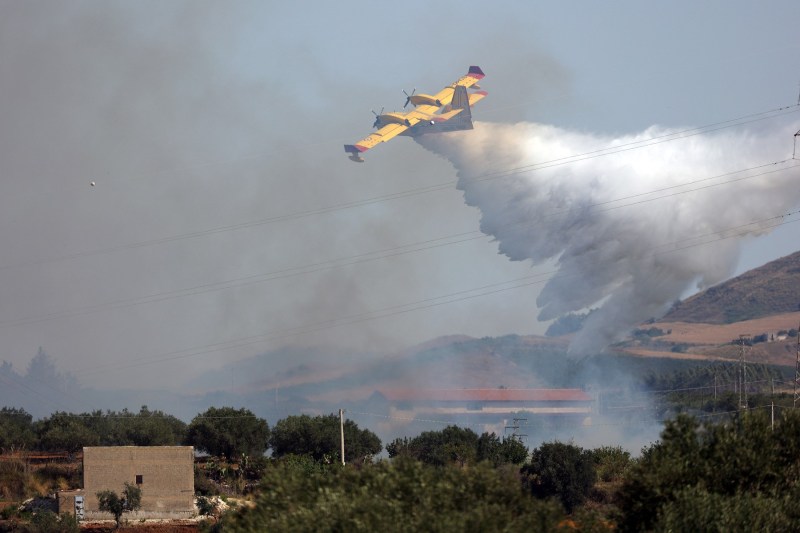 Travel warning for Romanians who go on vacation in Italy. Red Vegetation Fire Code for multiple provinces in Sicily