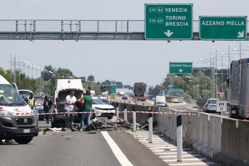Video the moment a plane crashes in the middle of a highway, among the cars circulating, in Brescia
