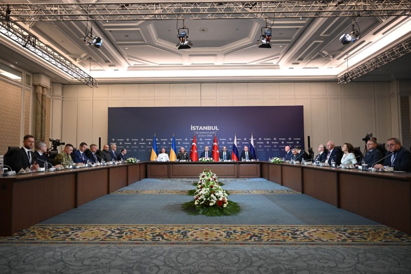 Started with a two -hour delay, the third round of direct negotiations between Russia and Ukraine ended quickly