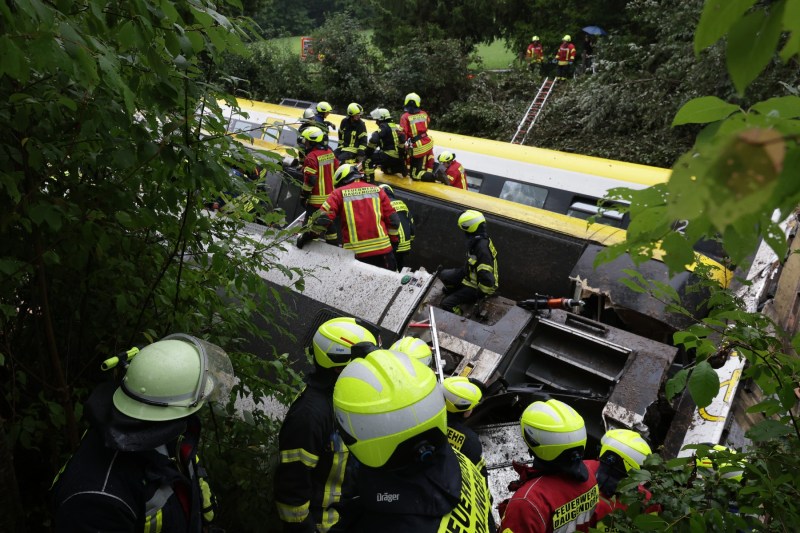 Video serious railway accident in Germany. More dead and dozens of injured after a train derailed in the southwest of the country