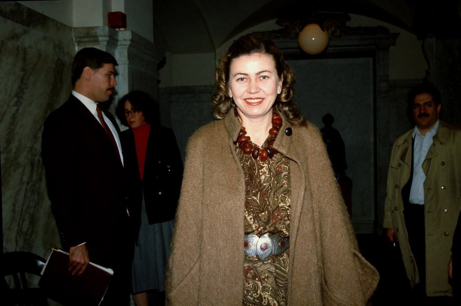 March 1986. Barbara Piasecka in court, before the trial with the children of John Seward Johnson