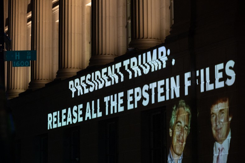 "Reveal all Epstein files". Projection on a building near the White House. Washington, July 18, 2025