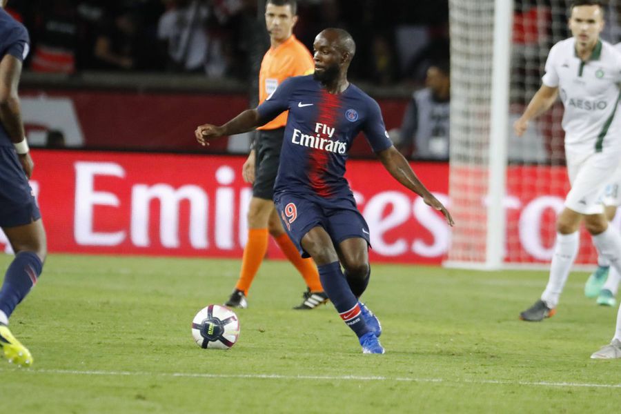 Lassana Diarra played only 19 matches and 936 minutes in PSG's shirt in 2017, having only one assist / photo: Imago Lassana Diarra calls for huge damages: