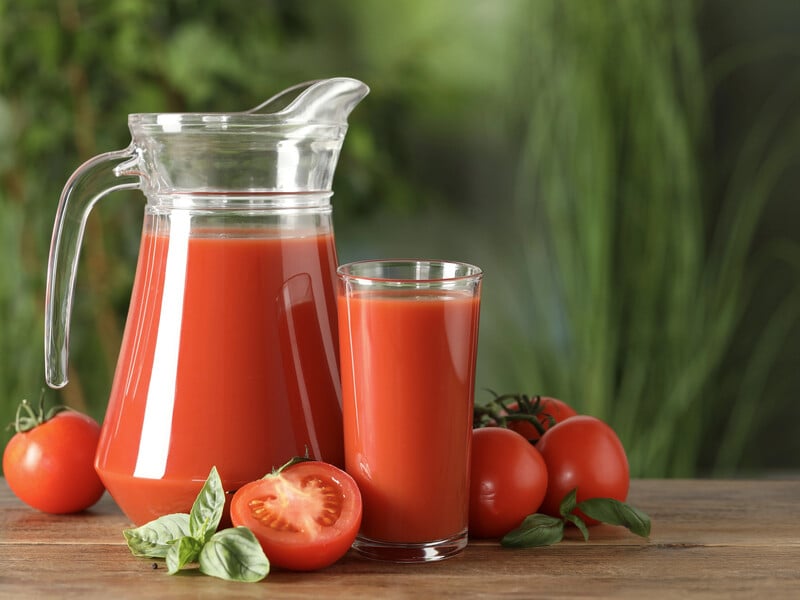 Skip tomatoes through a meat grinder, then do it - and tomato juice will turn out the most delicious