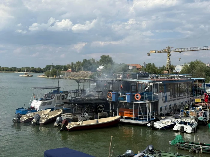The fire was extended to a second pontoon. Photo: ISU Delta Tulcea