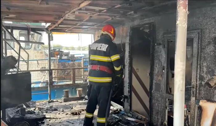 The fire was extended to a second pontoon. Photo: Tulcea Delta Delta Video Capture