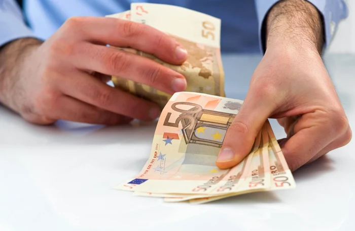 Someone counts 50 euros banknotes he wants to bribe