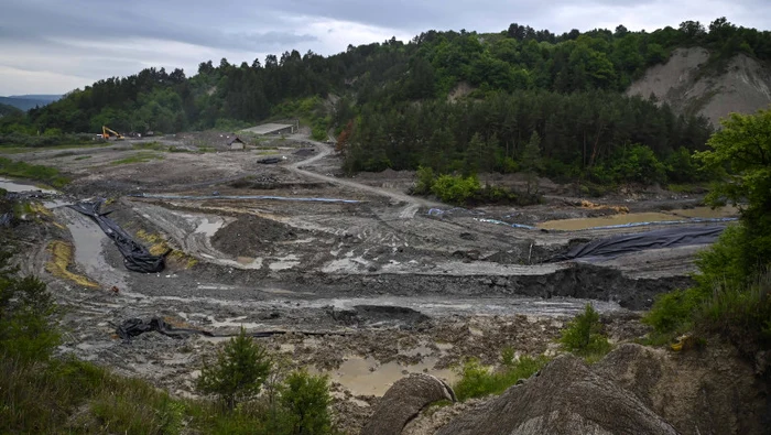 Authorities make efforts to save saline praid of collapse / photo source: Inquam Photos
