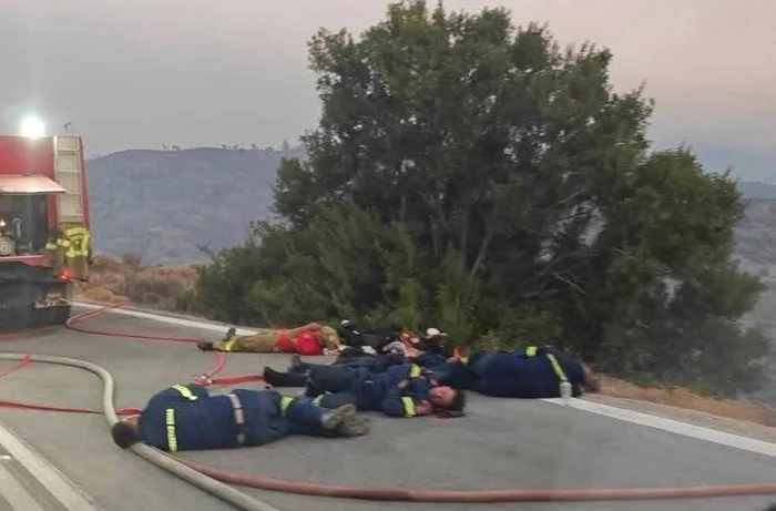 Romanian firefighters, photographed sleeping on the asphalt in Chios Photo: X