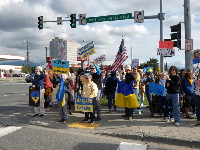 People went out on the street in the town of Anchorage Photo Profimedia