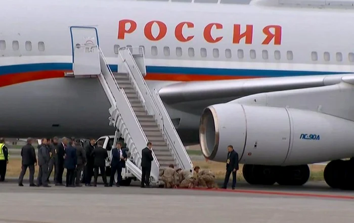 American soldiers stretch the red carpet for Vladimir Putin. Photo: X.