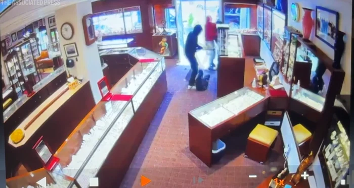The thieves managed to run away with the goods in the store in just 90 seconds / source: video capture
