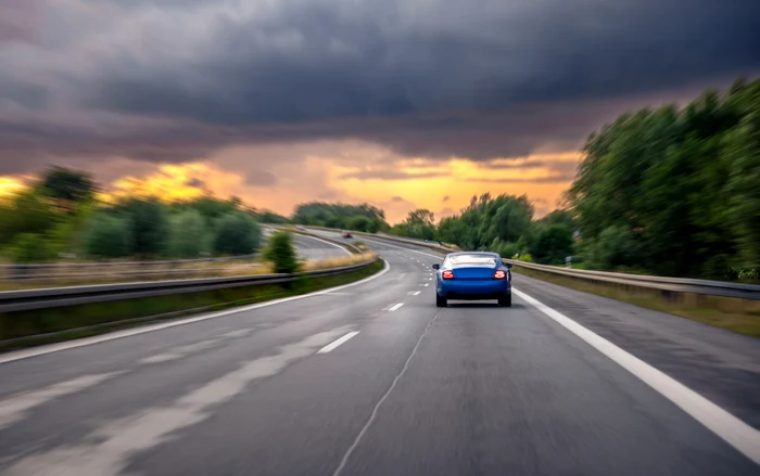 The events on the highway involve high risks especially due to speed. Freepik.com