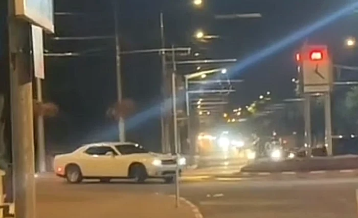 Young man caught doing drifts in front of Police headquarters in Târgu Jiu Photo: Video capture