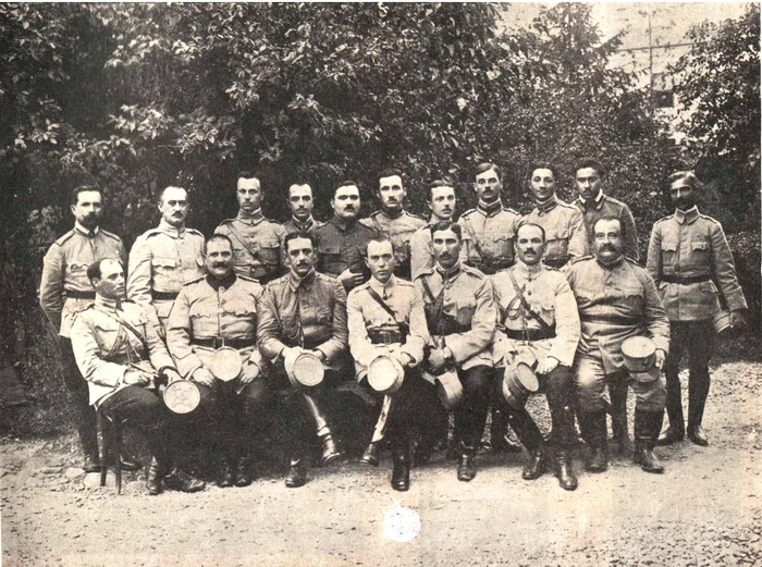 The officers of the Great Headquarters in 1918, Ion Antonescu was in the center, down Photo Wikipedia