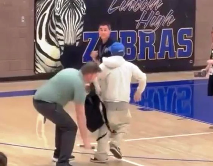 The moment when the student jumps to the photo: video capture