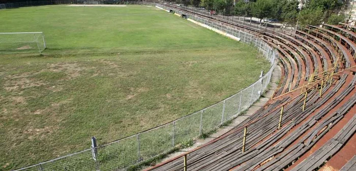 The extensive stadium was a ruin