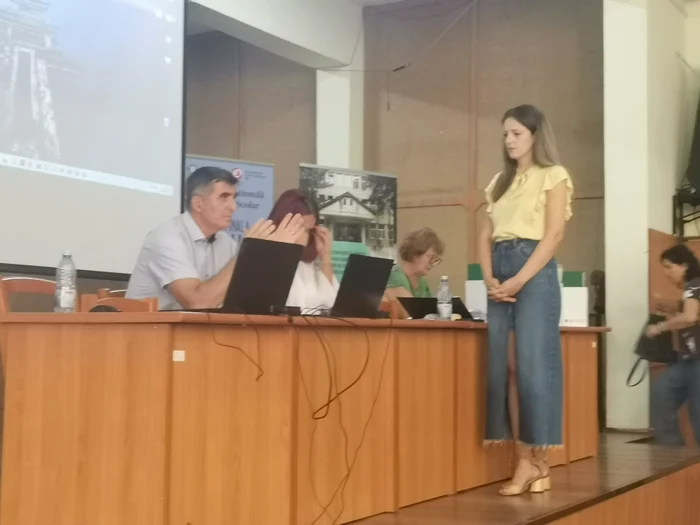 A teacher who teaches the Romanian language has decided to wait for the following photo shoots: A. Mitran