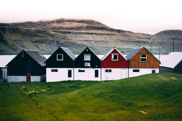 Houses at the mountain. Photo: freepik.com
