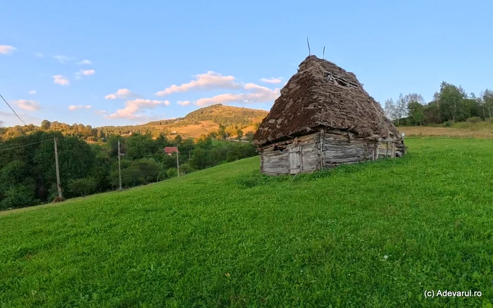 Old houses from Apuseni. Photo: Daniel Guță. TRUTH