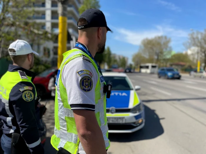 Police officers were alerted by the woman targeted by gunfire / photo source: Replica Online
