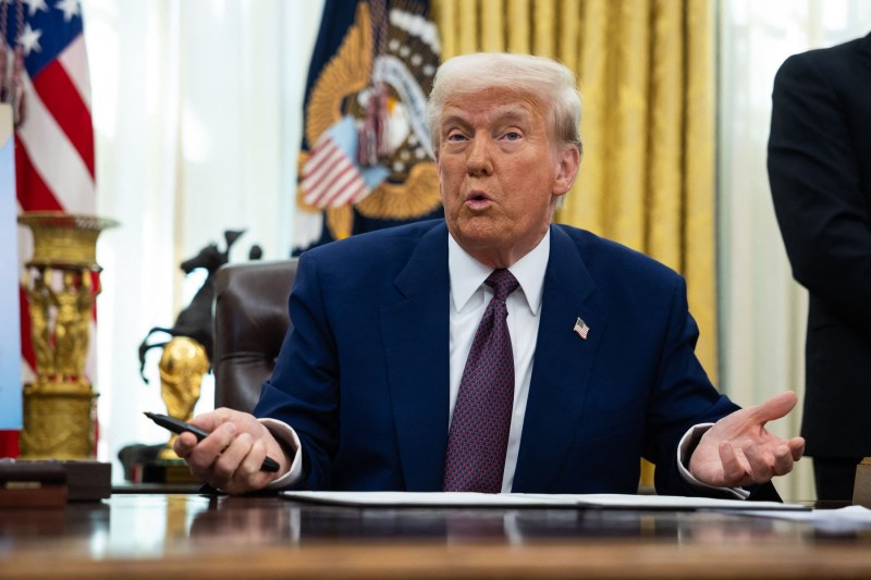 Trump signs an order that provides for harsh measures to desecrate the American flag. 