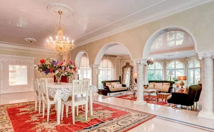 Spacious living, elegant furnished
