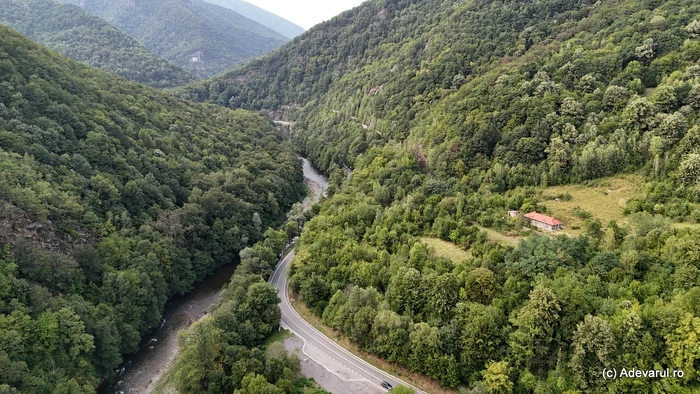Jiu's gorge. Photo: Daniel Guță. TRUTH