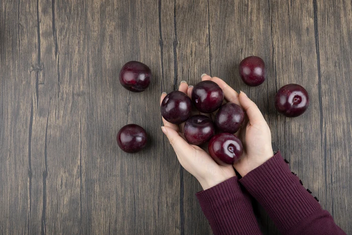 Plum. Photo: freepik.com