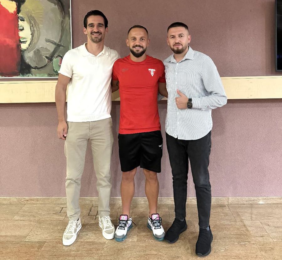 Arjanit Kuqki, the first left, along with Mevlan Zeka, when the striker signed with UTA Mevlan Zeka's businessman explains the disappearance of the Kosovo striker from UTA: