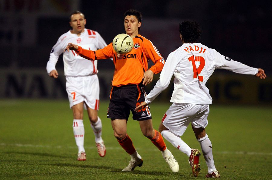 Ciprian Marica (Șahtior Donetk, Center), in duel with Youssouf Hadji (Nancy, right). UEFA Cup 2006/2007, As Nancy Lorraine - Shahtior Donetsk 0-1. Photo: Imago How hard was Mircea Lucescu in the locker room? »Ciprian Marica remembers: