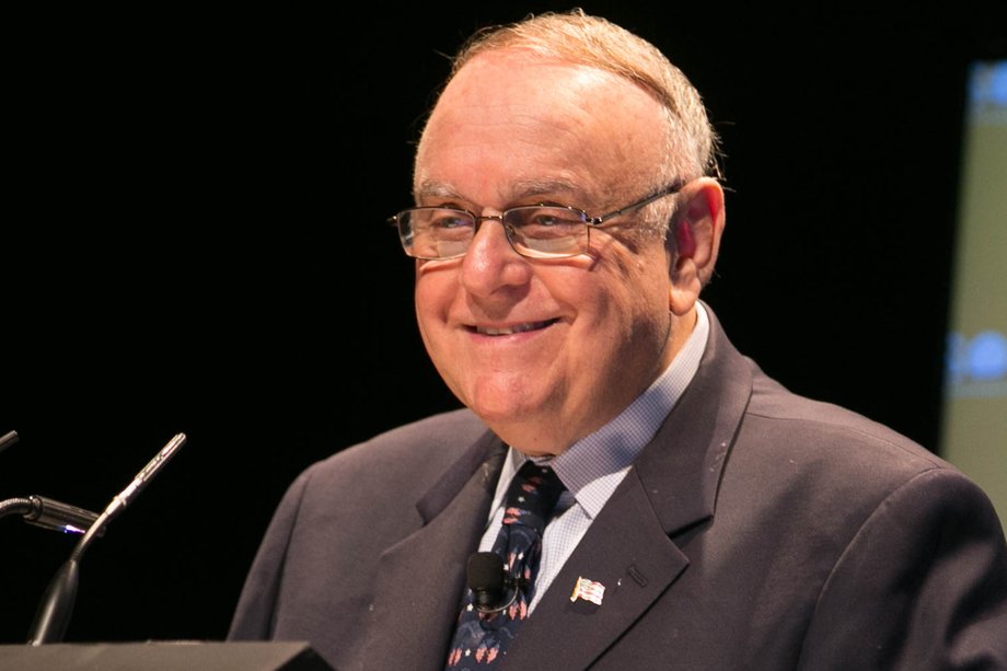 Leon Cooperman, president and general director of Omega Advisors, said recently in an interview with Business Insider that it is important to be "love what you do"