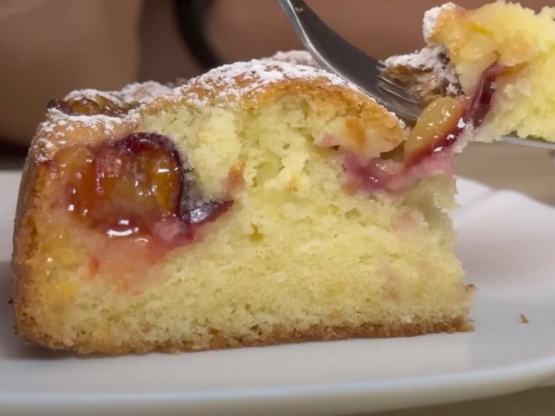 Prepare a delicate and humid pie with plums according to this recipe. The secret of the perfect test is in eggs