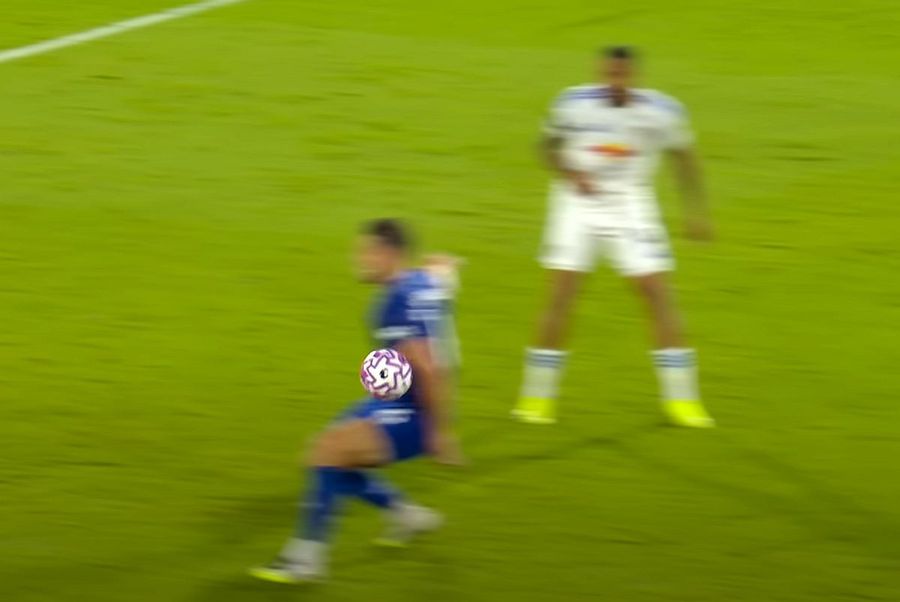 That's how Tarkowski held the arm when he hit the ball Epilogue with scandal »challenged the penalty from which the difference in Leeds - Everton, at Grealish's debut