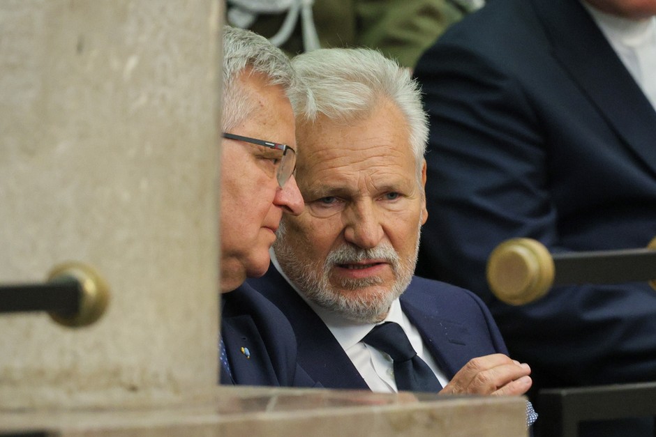 Bronisław Komorowski and Aleksander Kwasniewski during the swearing -in of Karol Nawrocki