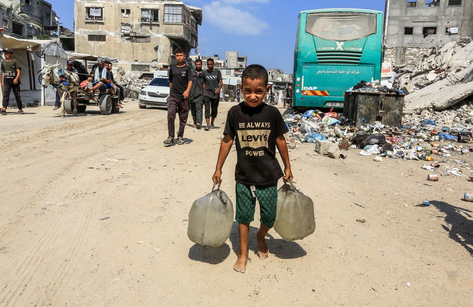 Palestinians are trying to fill the canisters with water from a tanker belonging to the humanitarian organization, which came to the city of Chan Junus in the Gaza Strip, on August 18, 2025.