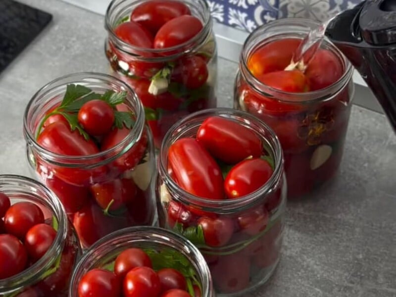 Add this flower to each jar - and the tomatoes will turn out incredibly fragrant. Conservation recipe
