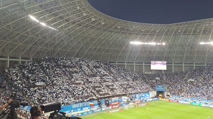The supporters of the Oltenians, a shocking choreography, before the University of Craiova - Istanbul Bașakșehir: 
