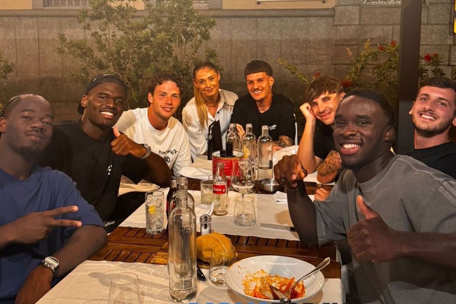 Dennis Man, in the background, came out with a few teammates, taking advantage of the return to the city of Yoan-Ange Bonny / Photo: Parma Today Dennis Man beat PSV! »The Romanian will fly to Eindhoven for medical visit