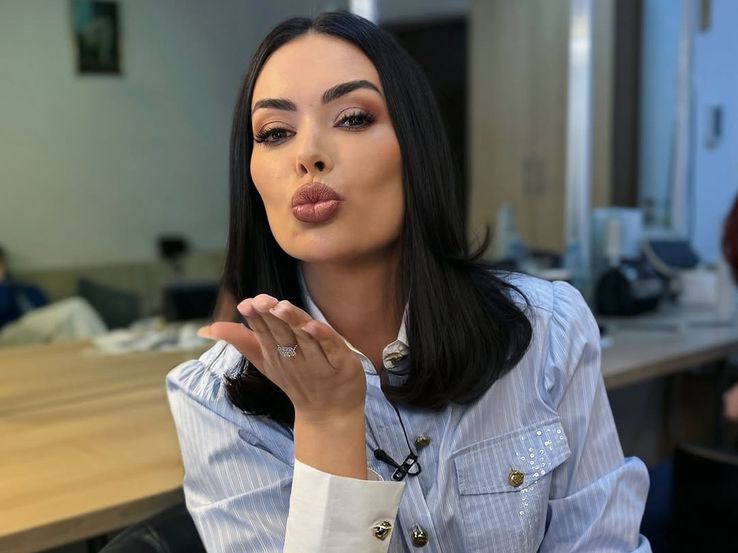 Alexandra Băluțescu presents the sports news on Prima TV. Photo: Instagram