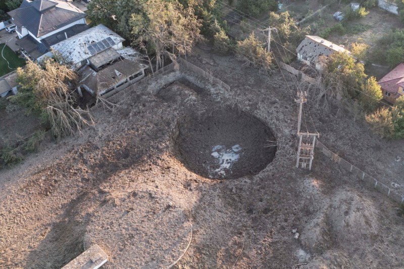Images with the crater of almost 50 meters that formed in bitter after the strong Friday explosion. The ad made by firefighters this morning