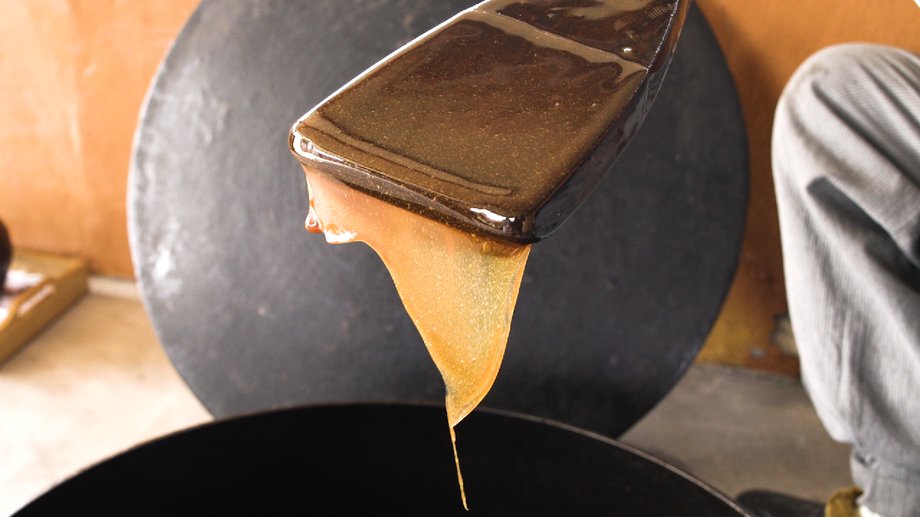 They cook him in an iron pot, they swing at two o'clock in the morning. Here is the secret to the most expensive Korea syrup