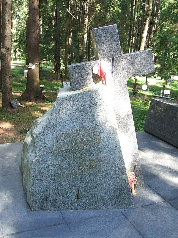 Monument to the murdered Poles at the cemetery in Lewaszów