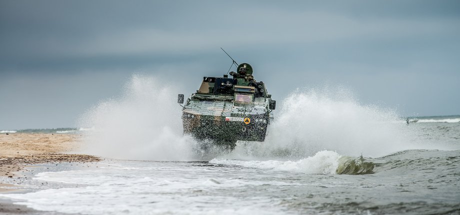 Rosomak 8 × 8 is a multi -module combat vehicle equipped with the Hitfist Tower 30 mm Bushmaster, which provides high combat capabilities