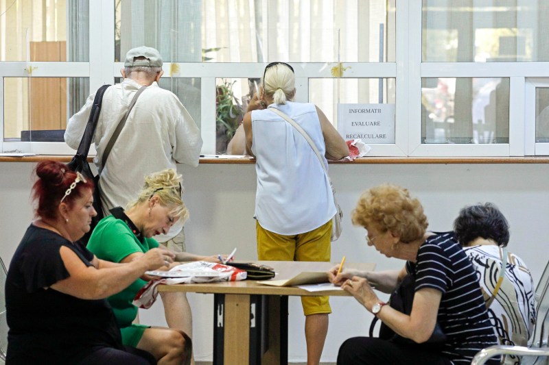 How many pensioners receive over 11,000 lei per month, according to the Pension House