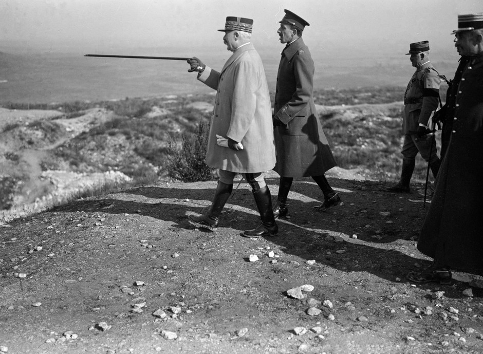 Marszałek Philippe Pétain wyjaśnia królowi Hiszpanii Alfonsowi XIII przebieg bitwy pod Verdun