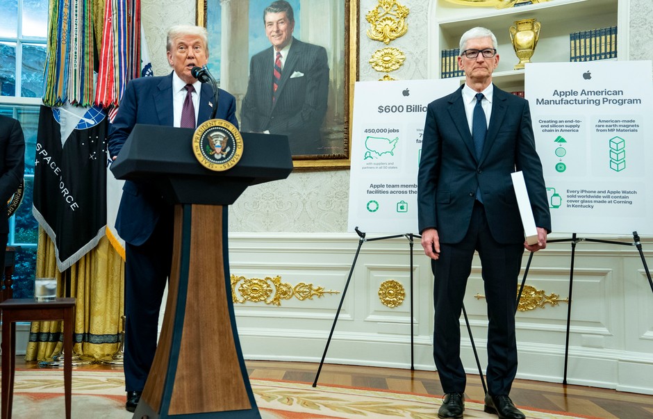 Donald Trump, US president, and Tim Cook, president of Apple, in the oval office. Washington, August 6, 2025