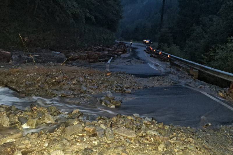 Video dozens of cars are blocked after a flood on Transfagărăşan
